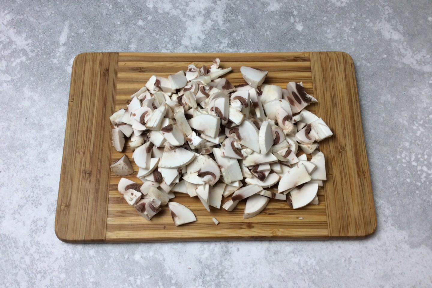 Шаг 5 приготовления Сырный суп с курицей и грибами