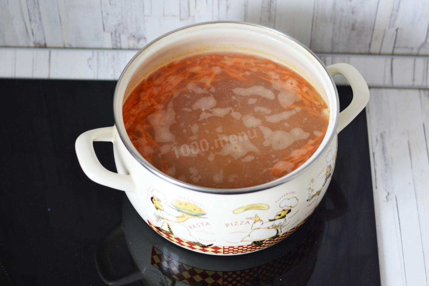 Шаг 8 приготовления Уха из головы сазана