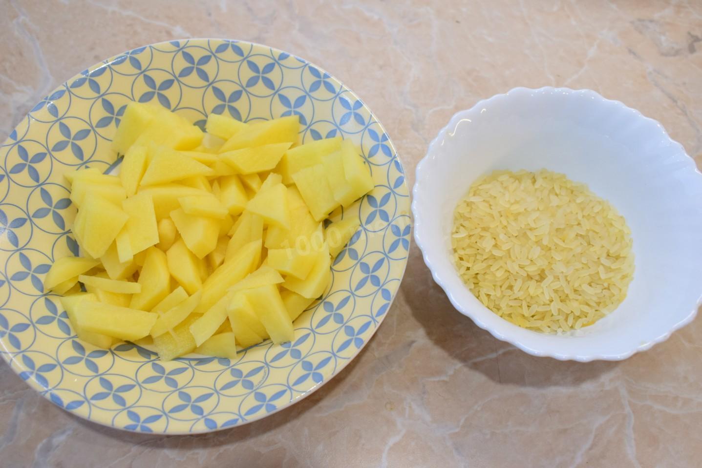 Шаг 3 приготовления Суп с тушенкой и картошкой