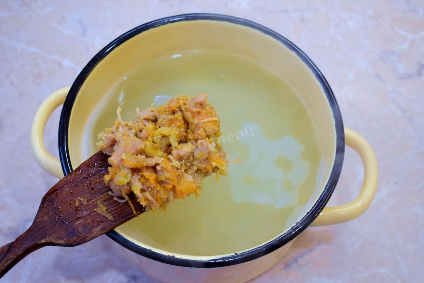 Шаг 8 приготовления Суп с тушенкой и картошкой