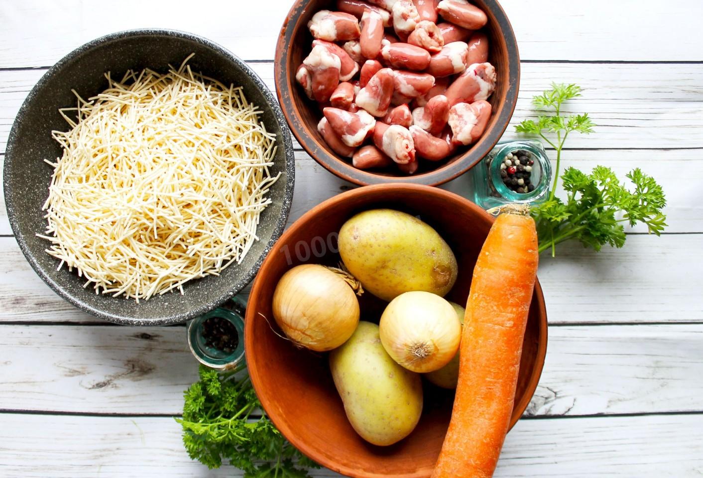 Шаг 1 приготовления Суп с куриными сердечками лапшой и картошкой