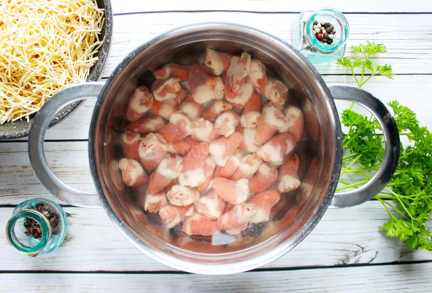 Шаг 2 приготовления Суп с куриными сердечками лапшой и картошкой
