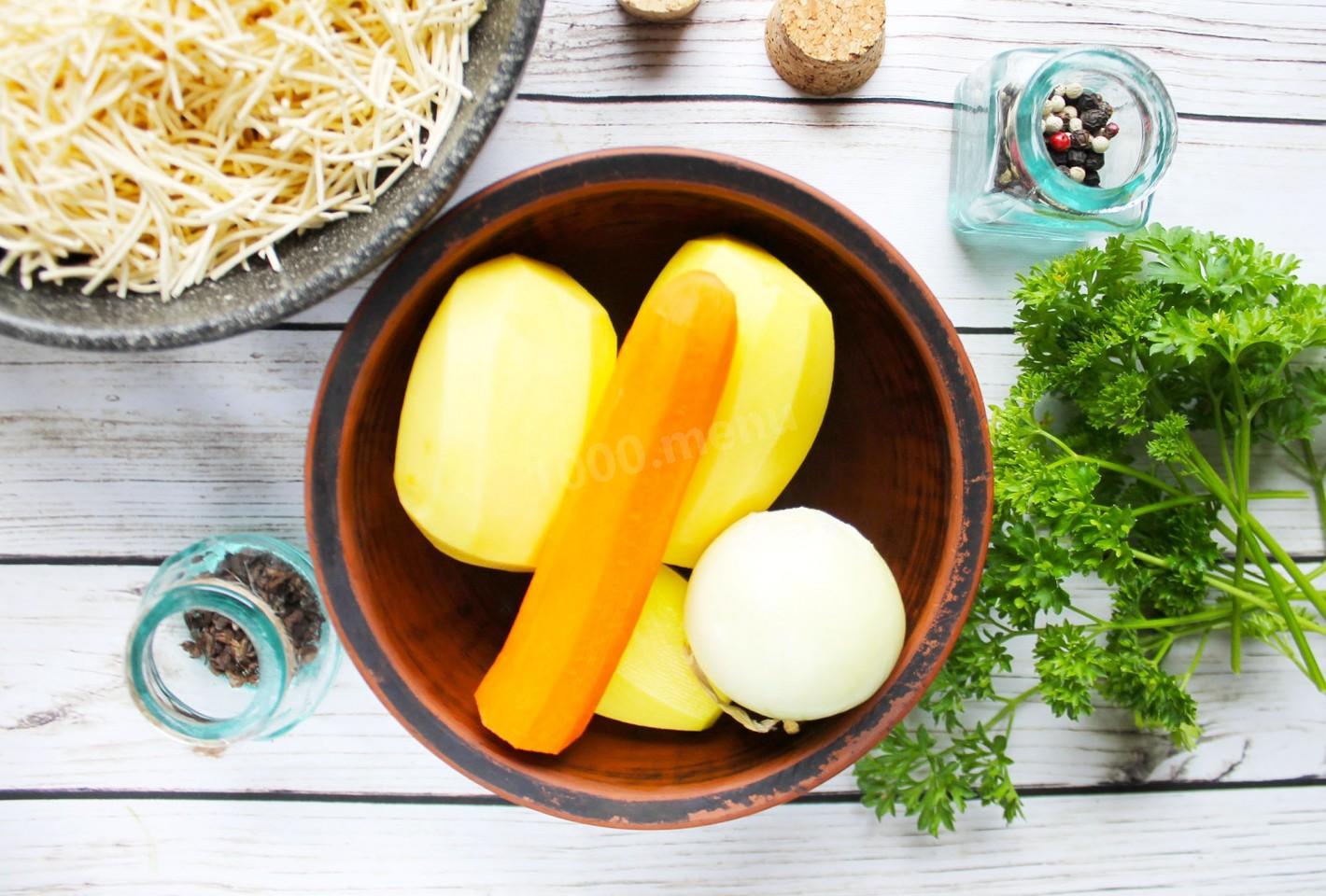 Шаг 3 приготовления Суп с куриными сердечками лапшой и картошкой