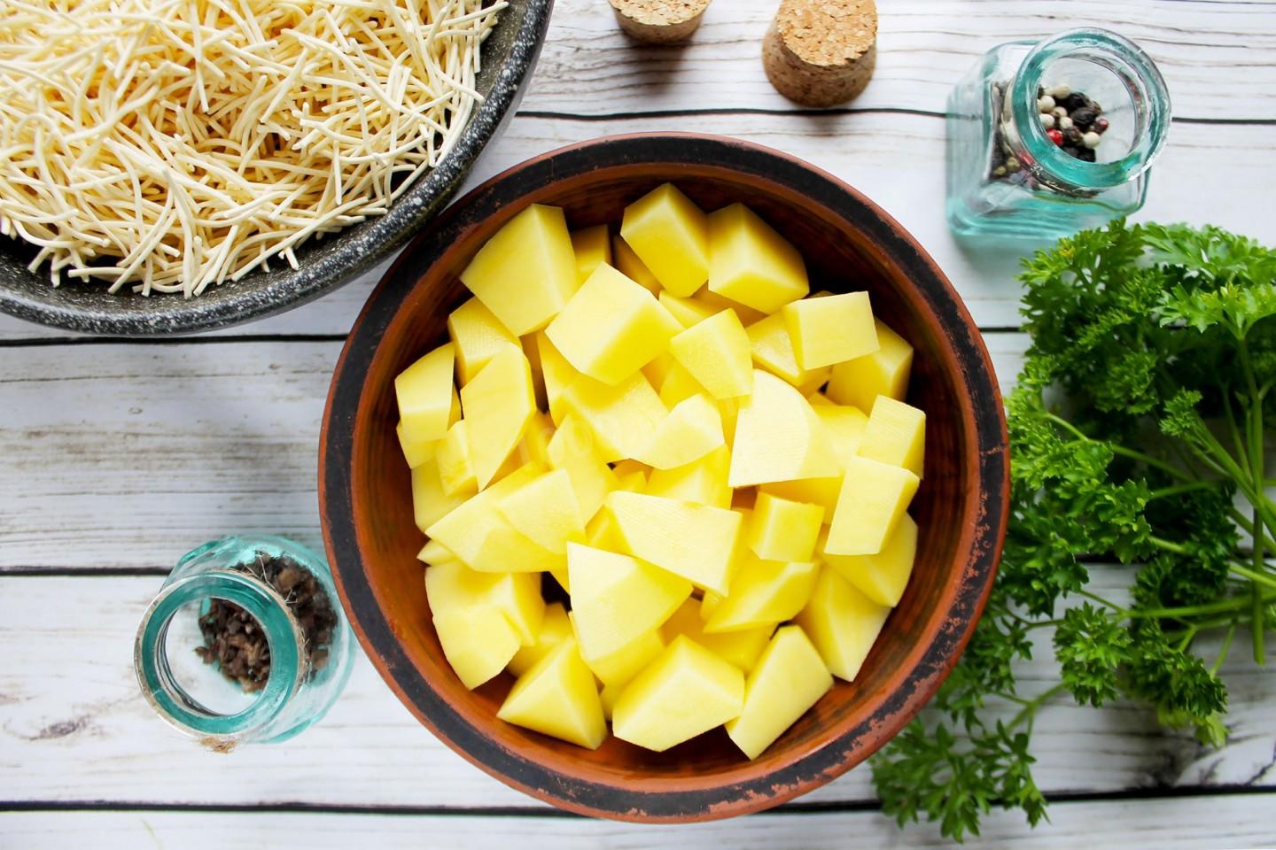 Шаг 4 приготовления Суп с куриными сердечками лапшой и картошкой