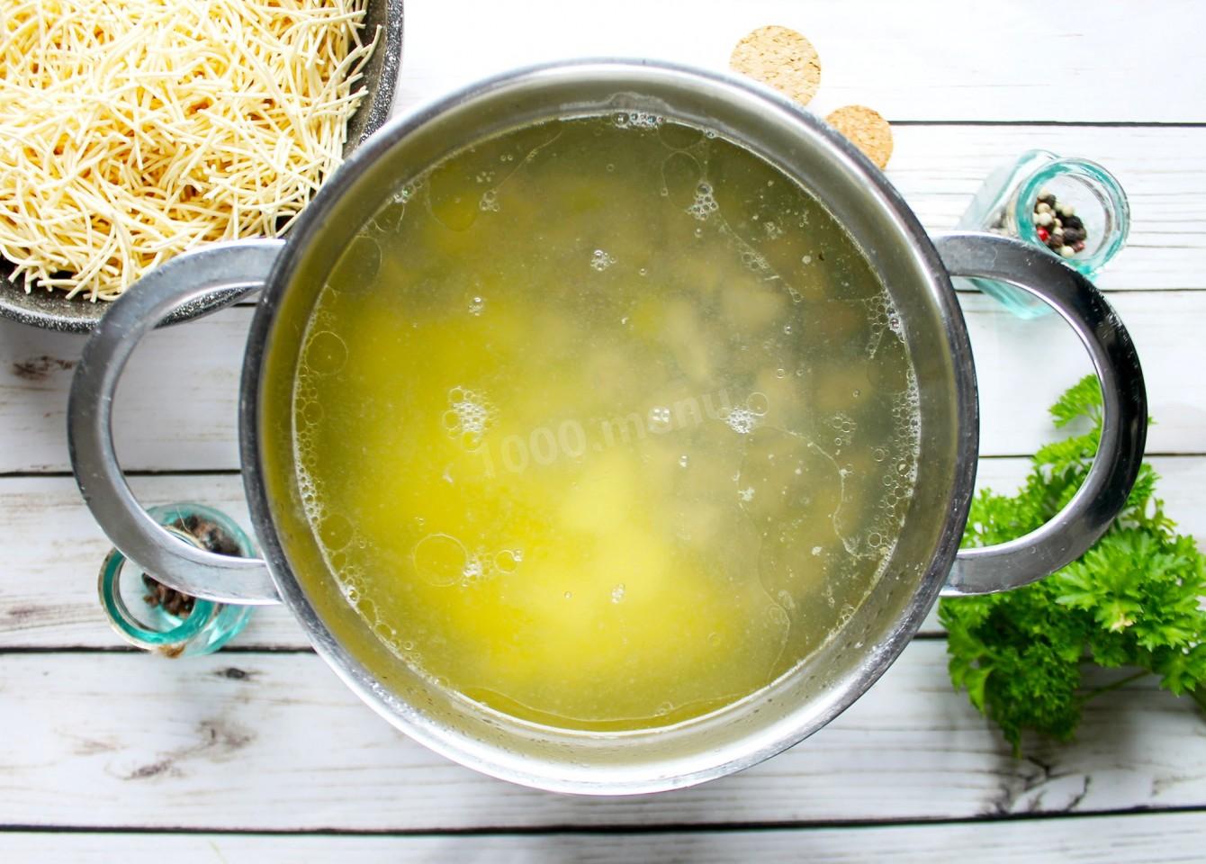 Шаг 6 приготовления Суп с куриными сердечками лапшой и картошкой
