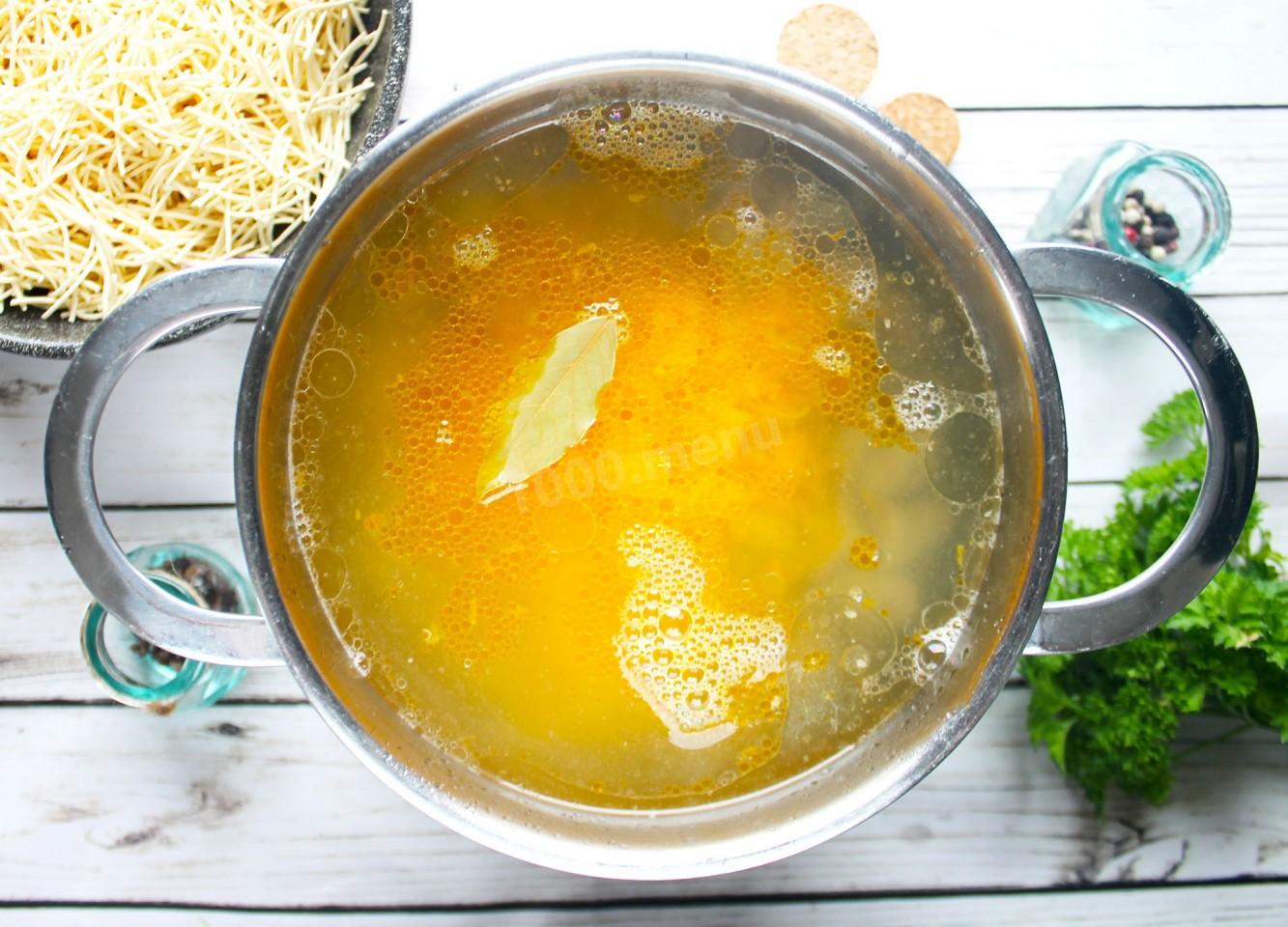 Шаг 7 приготовления Суп с куриными сердечками лапшой и картошкой