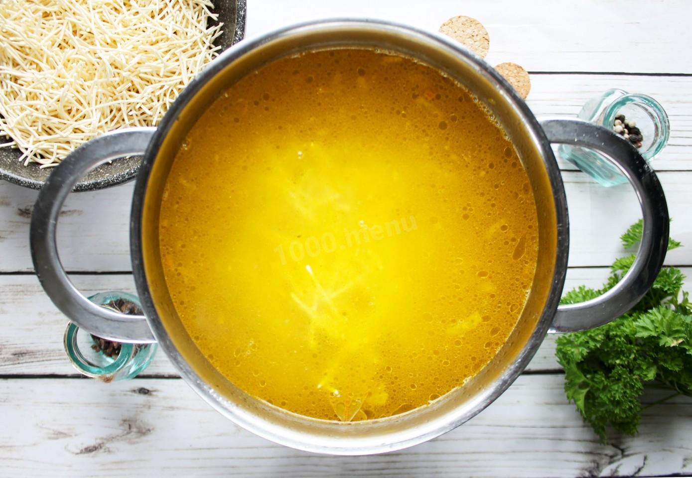 Шаг 8 приготовления Суп с куриными сердечками лапшой и картошкой