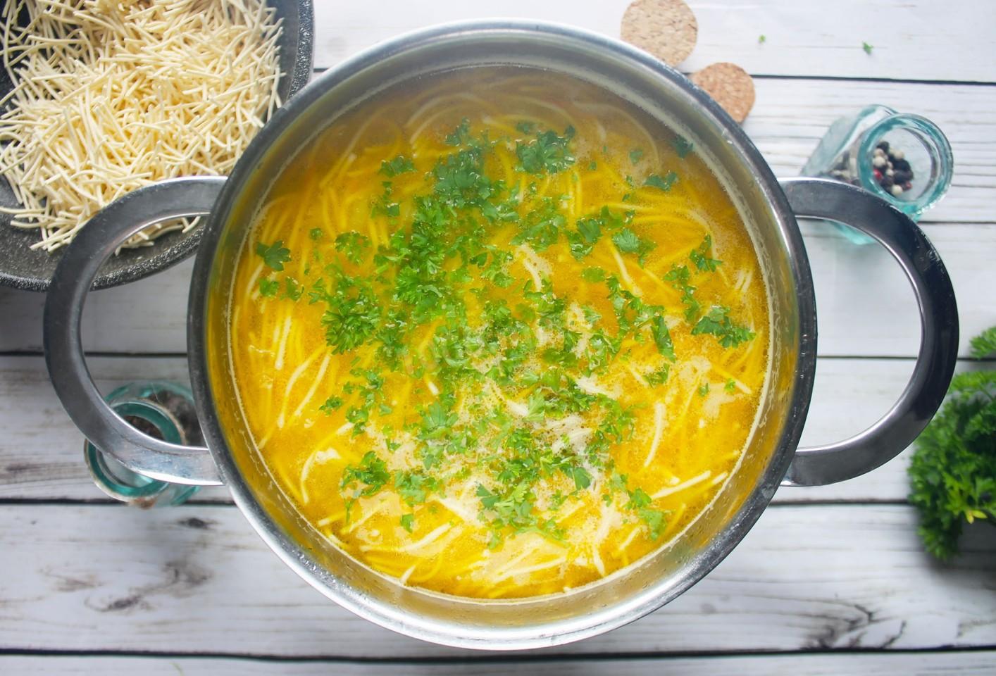 Шаг 9 приготовления Суп с куриными сердечками лапшой и картошкой