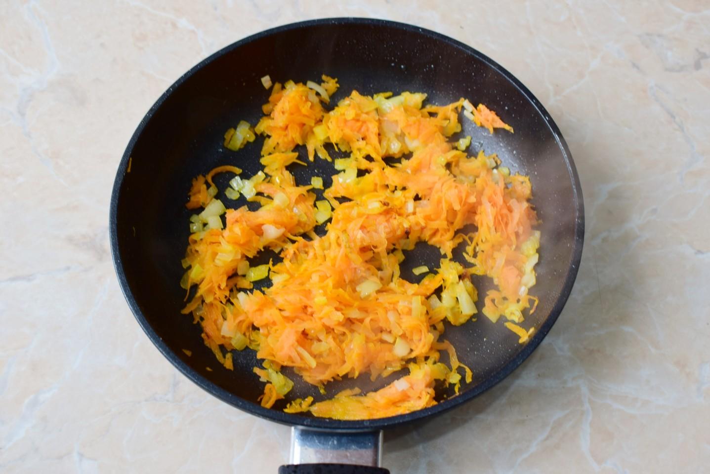 Шаг 5 приготовления Щавелевый суп с мясом и яйцом