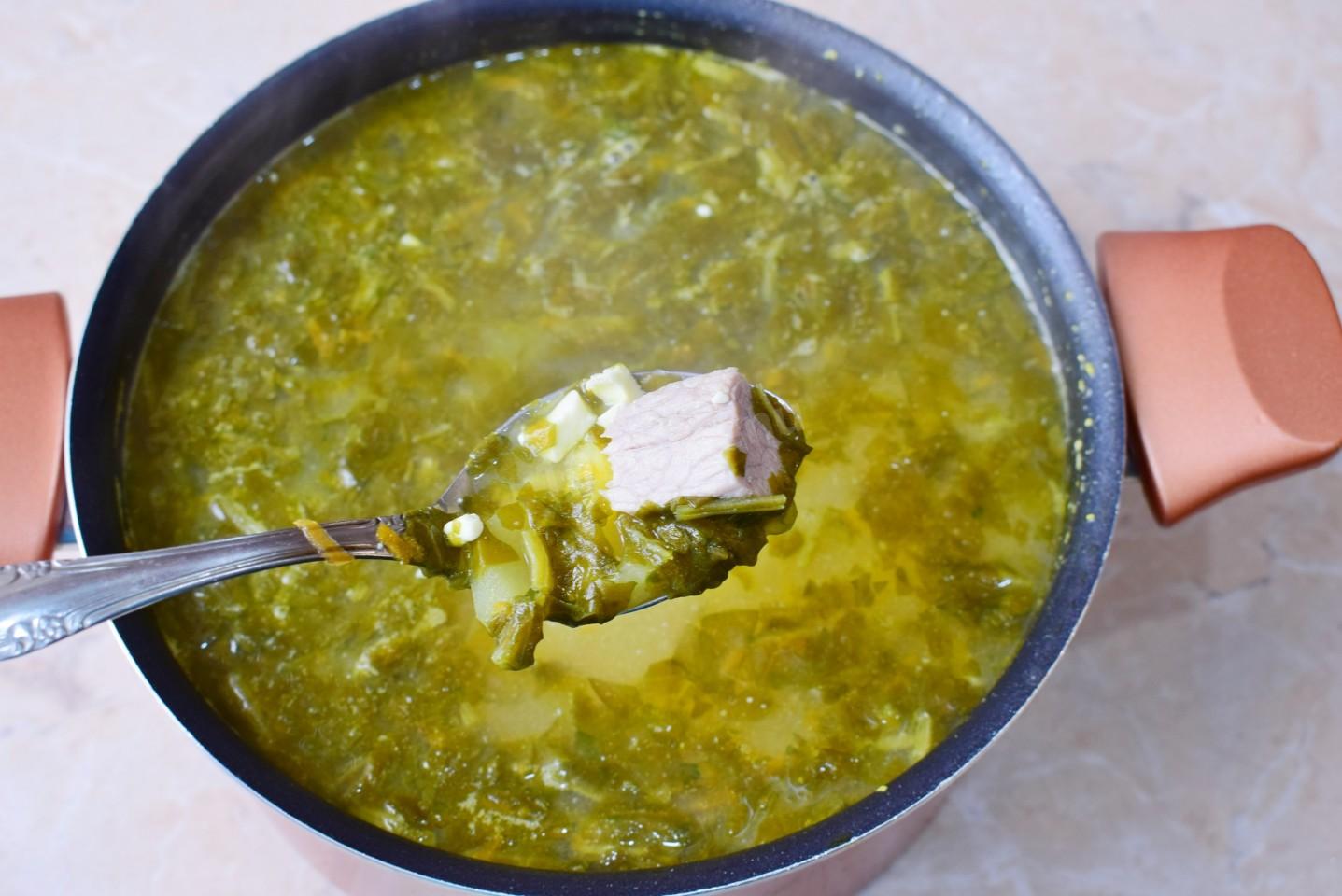 Шаг 7 приготовления Щавелевый суп с мясом и яйцом