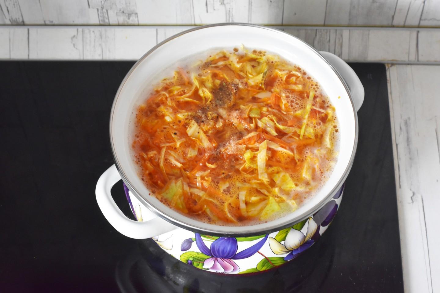 Шаг 11 приготовления Щи из капусты без мяса