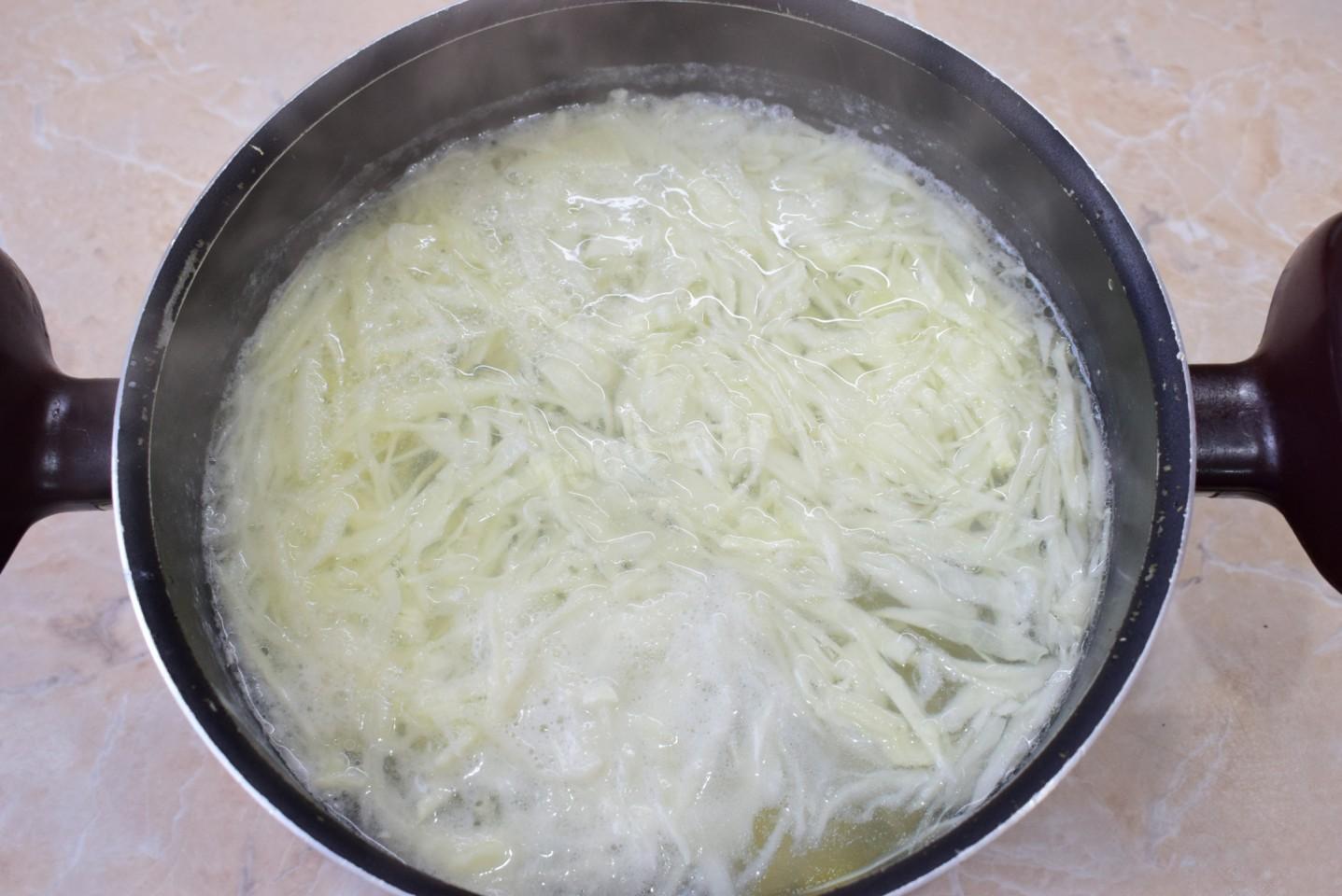 Шаг 3 приготовления Щи с тушёнкой из свежей капусты