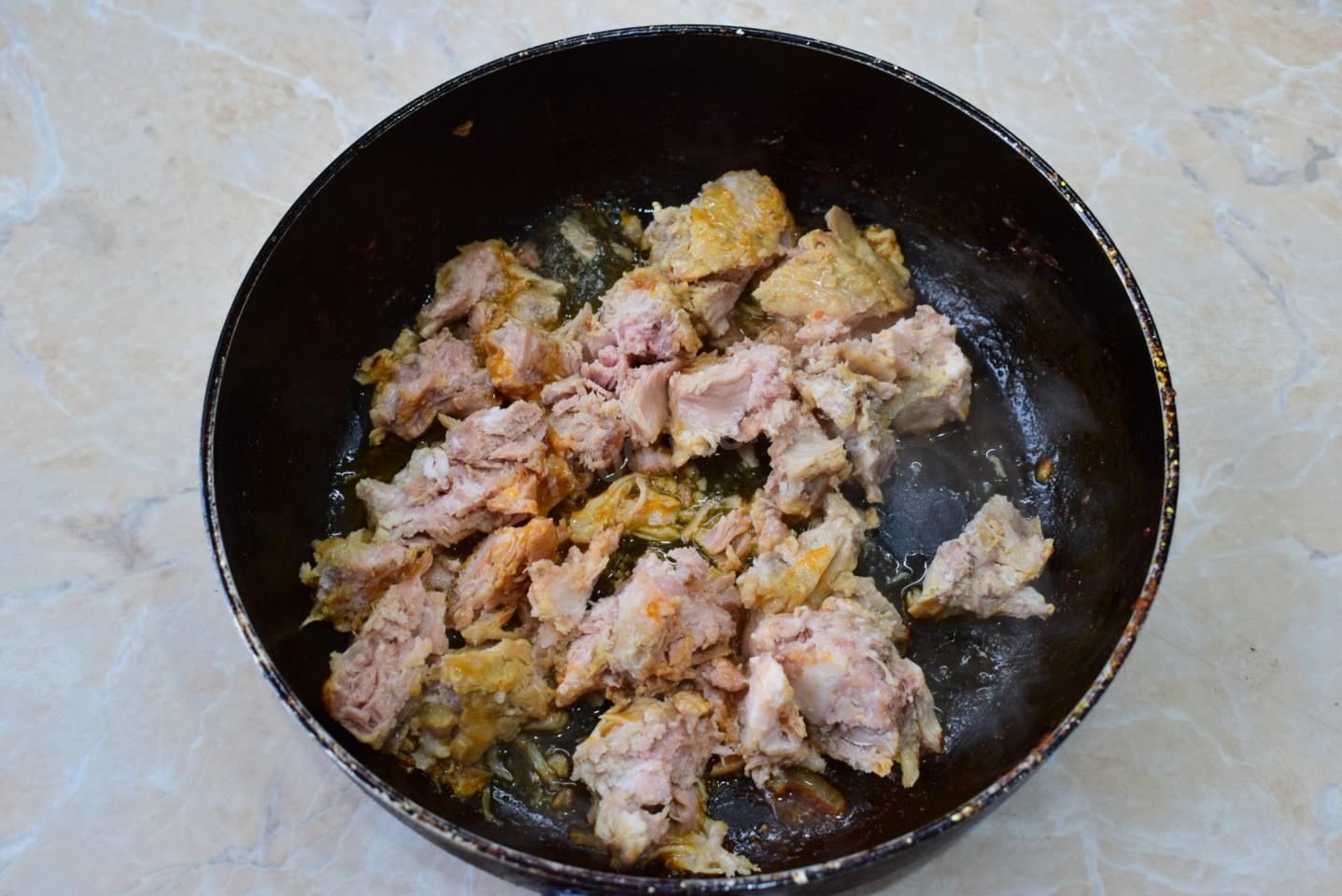 Шаг 7 приготовления Щи с тушёнкой из свежей капусты
