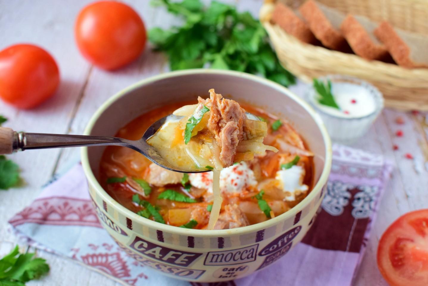 Шаг 9 приготовления Щи с тушёнкой из свежей капусты