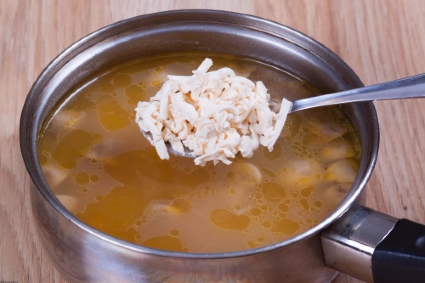 Шаг 7 приготовления Суп с курицей грибами и плавленным сыром