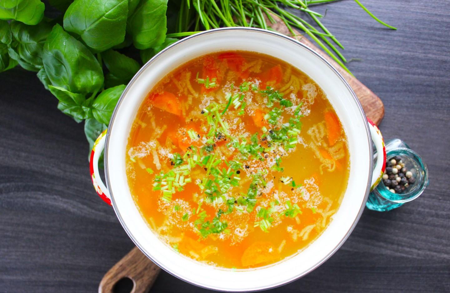 Шаг 7 приготовления Куриный бульон с вермишелью