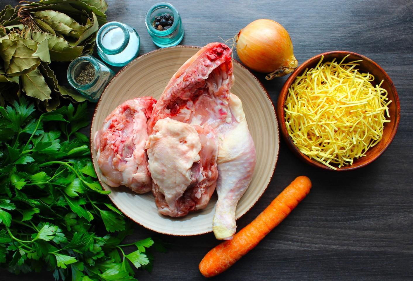 Шаг 1 приготовления Куриный бульон с лапшой