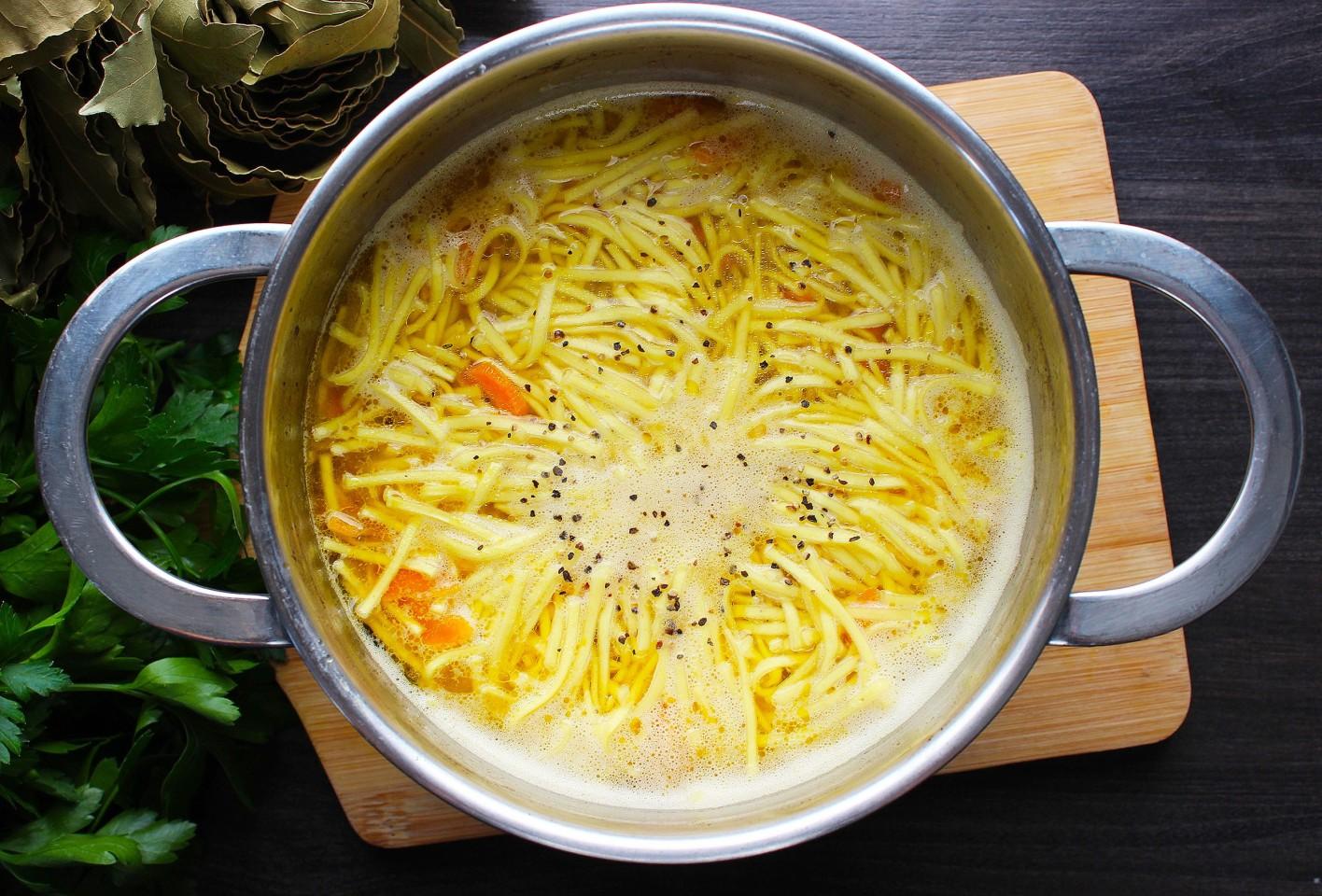 Шаг 13 приготовления Куриный бульон с лапшой