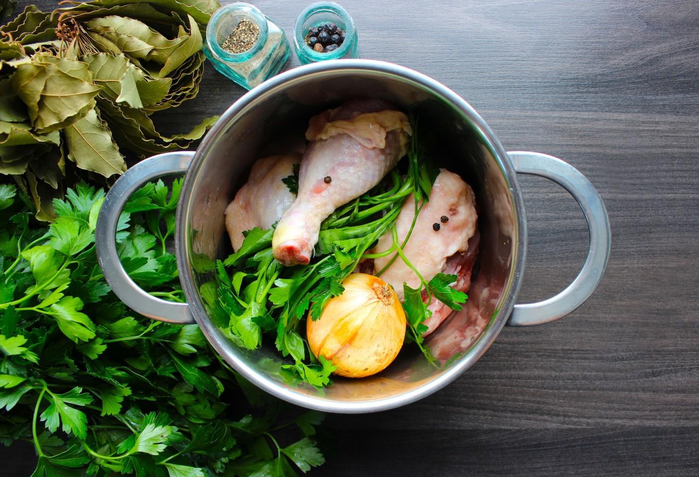 Шаг 2 приготовления Куриный бульон с лапшой