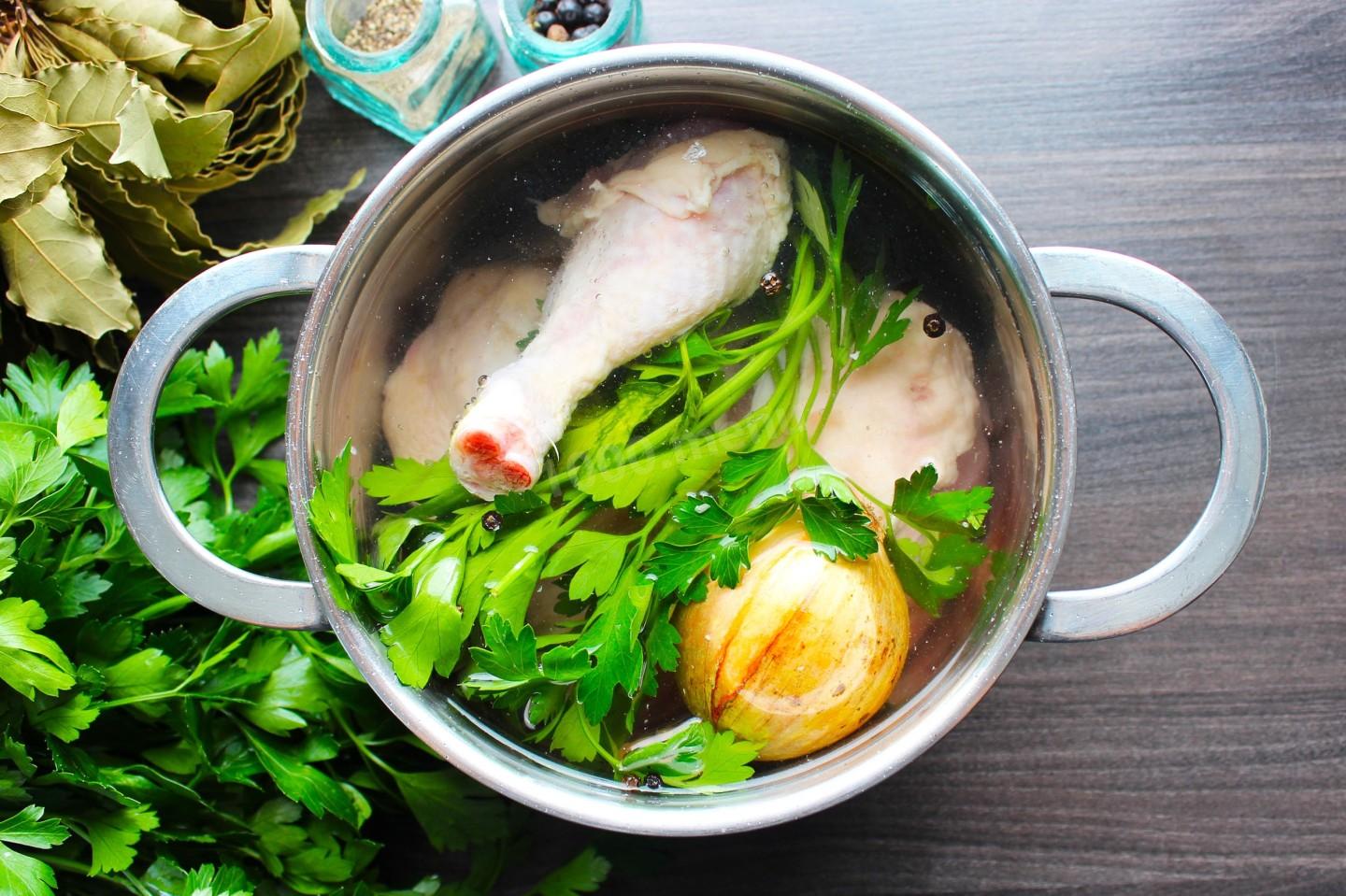Шаг 3 приготовления Куриный бульон с лапшой