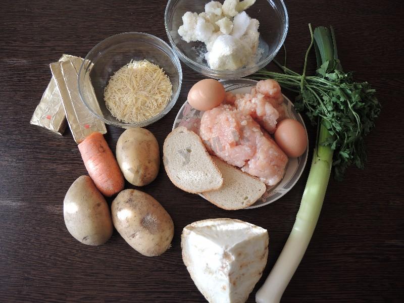 Шаг 1 приготовления Суп с куриными фрикадельками и плавленным сыром