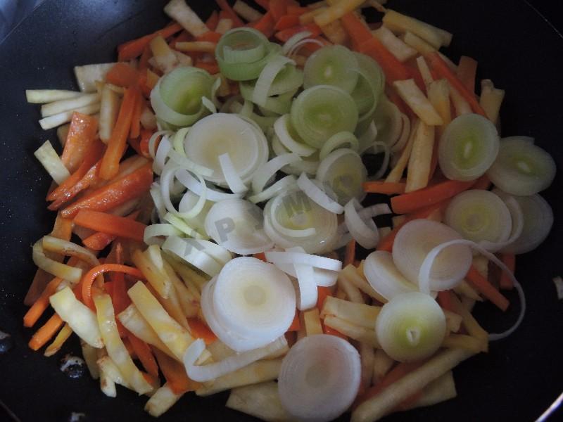Шаг 11 приготовления Суп с куриными фрикадельками и плавленным сыром