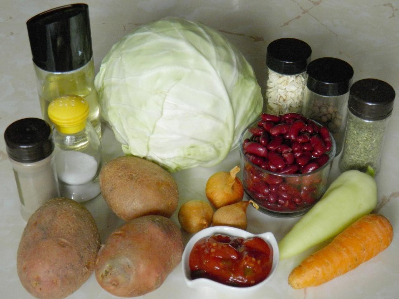 Шаг 1 приготовления Постные щи с фасолью, консервированной и капустой