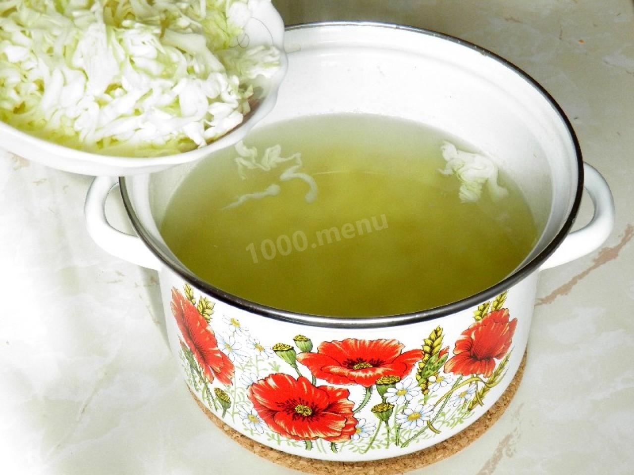 Шаг 5 приготовления Постные щи с фасолью, консервированной и капустой