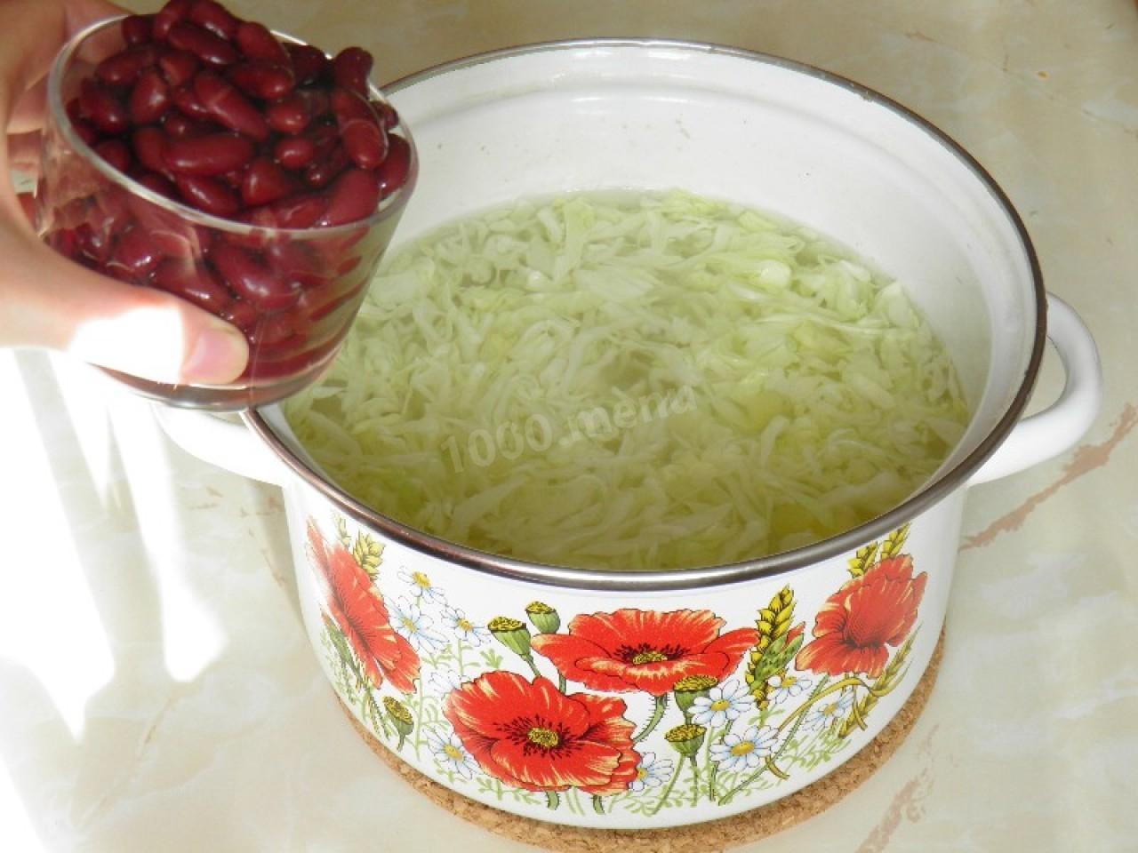 Шаг 6 приготовления Постные щи с фасолью, консервированной и капустой