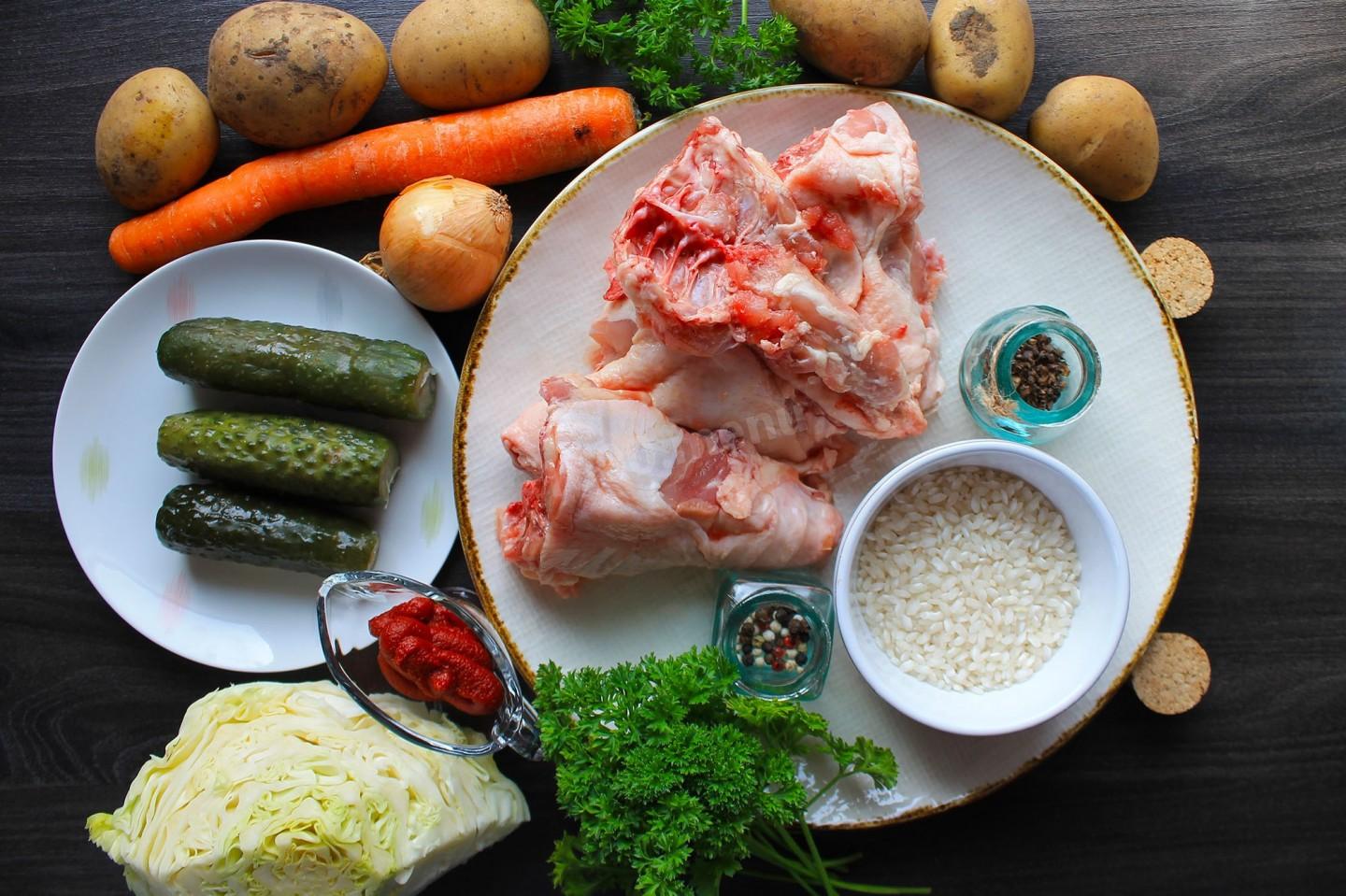 Шаг 1 приготовления Рассольник с маринованными огурцами рисом и капустой