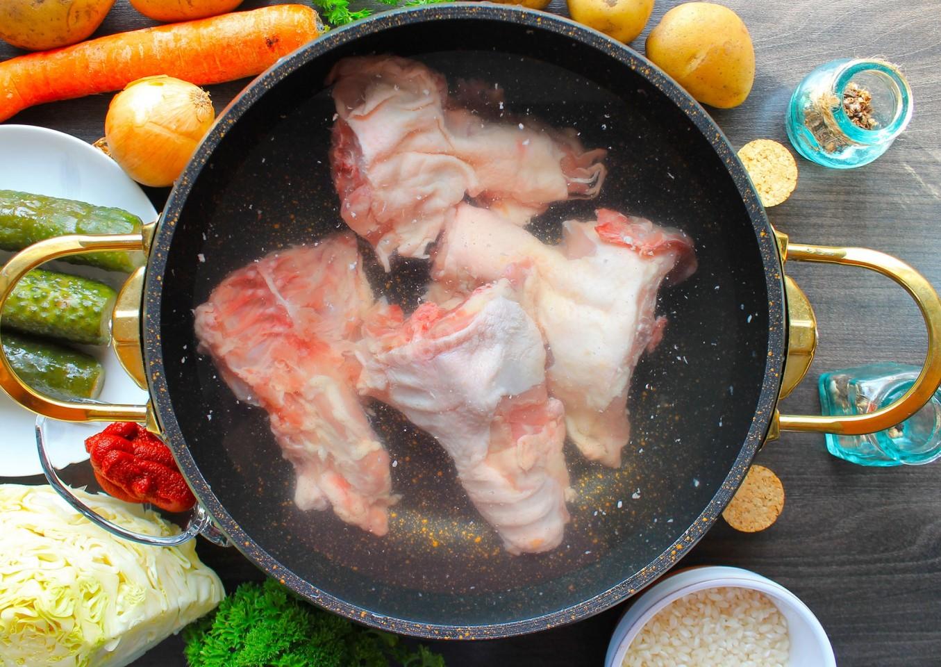 Шаг 2 приготовления Рассольник с маринованными огурцами рисом и капустой