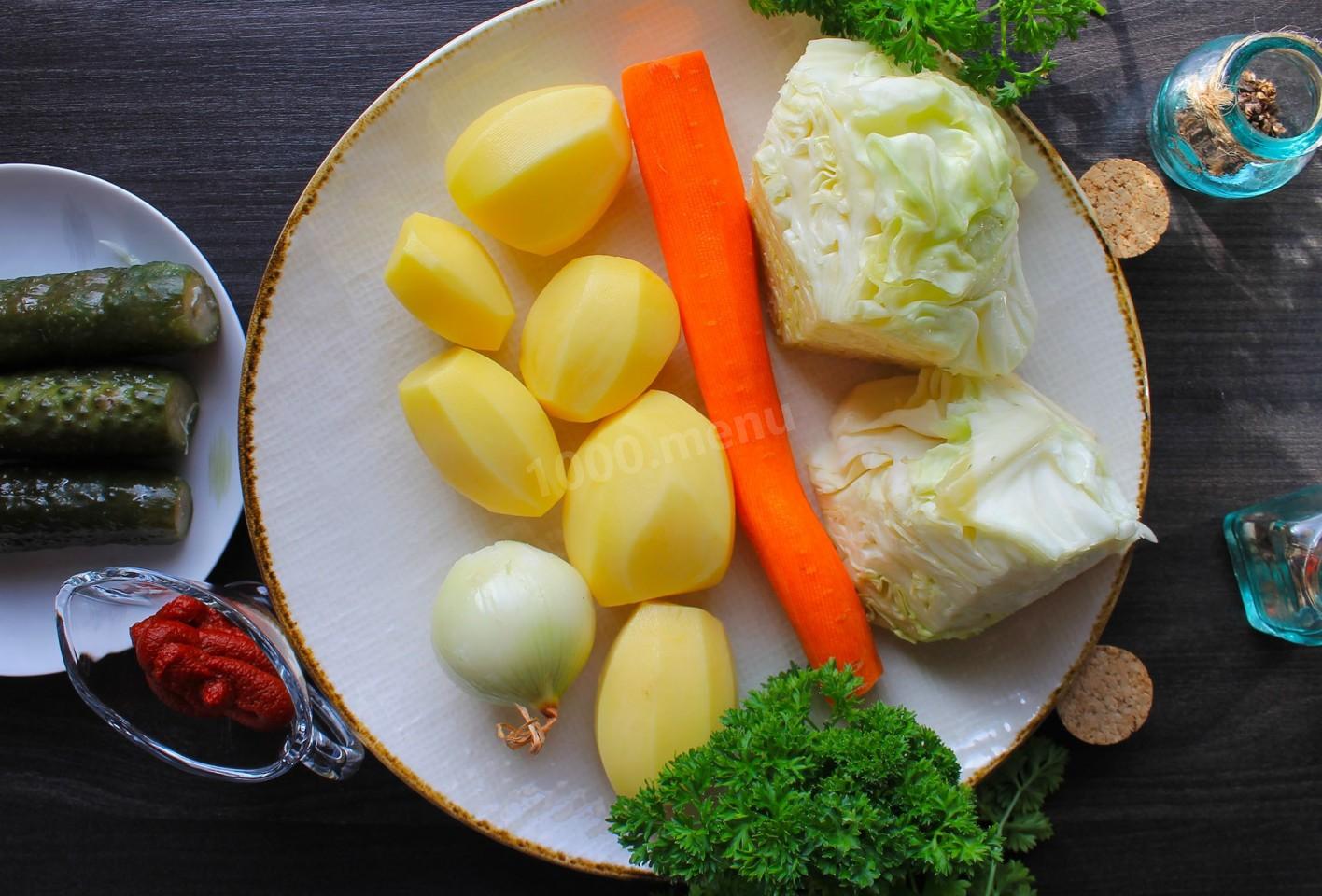 Шаг 4 приготовления Рассольник с маринованными огурцами рисом и капустой