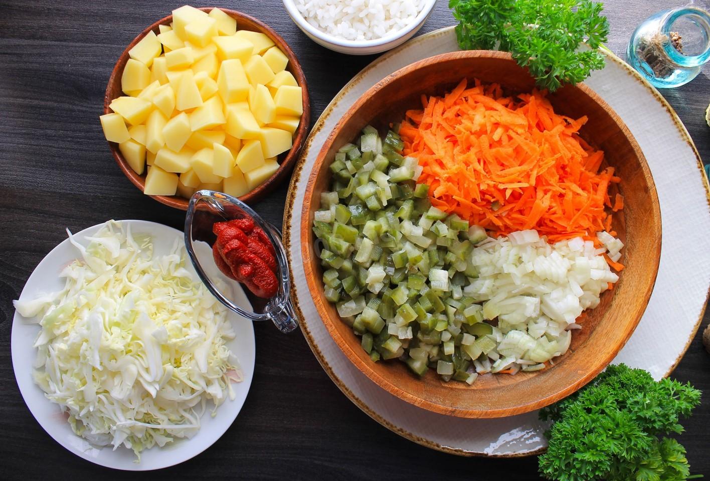 Шаг 5 приготовления Рассольник с маринованными огурцами рисом и капустой