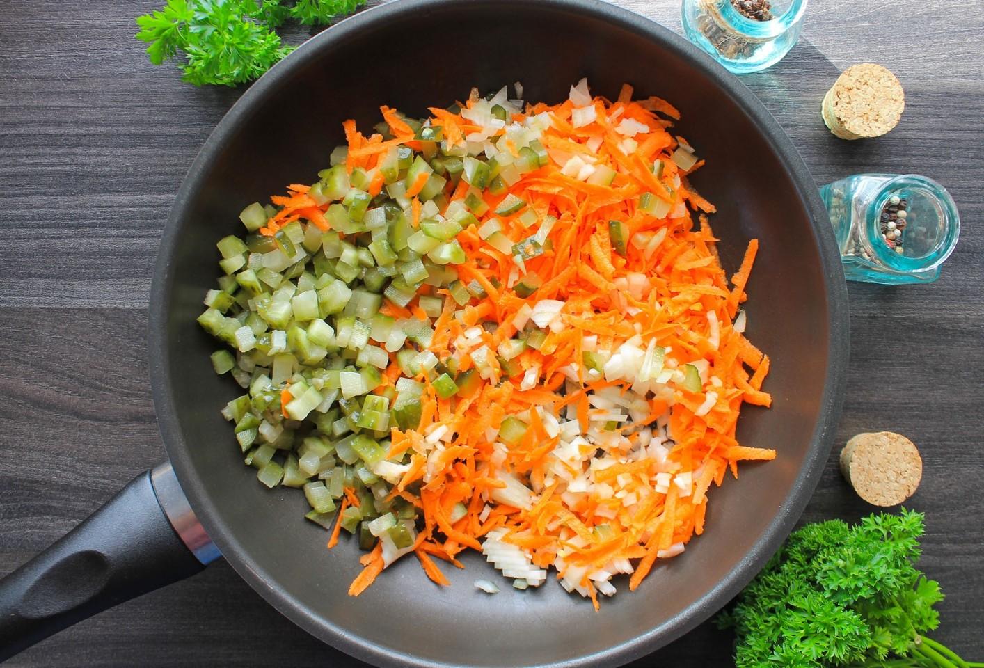 Шаг 6 приготовления Рассольник с маринованными огурцами рисом и капустой