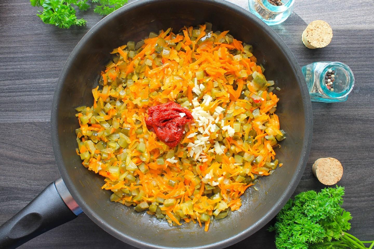 Шаг 7 приготовления Рассольник с маринованными огурцами рисом и капустой