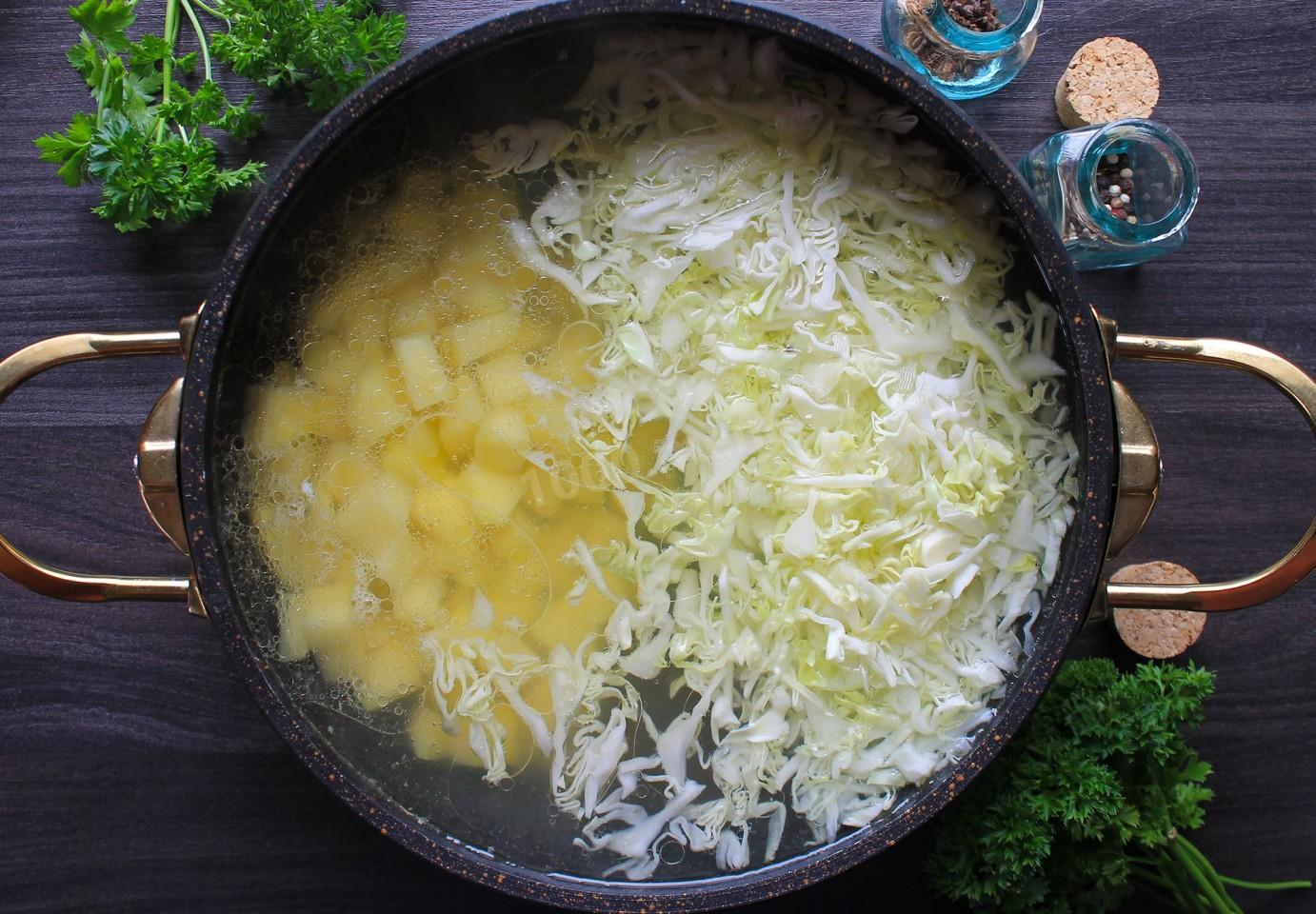 Шаг 8 приготовления Рассольник с маринованными огурцами рисом и капустой