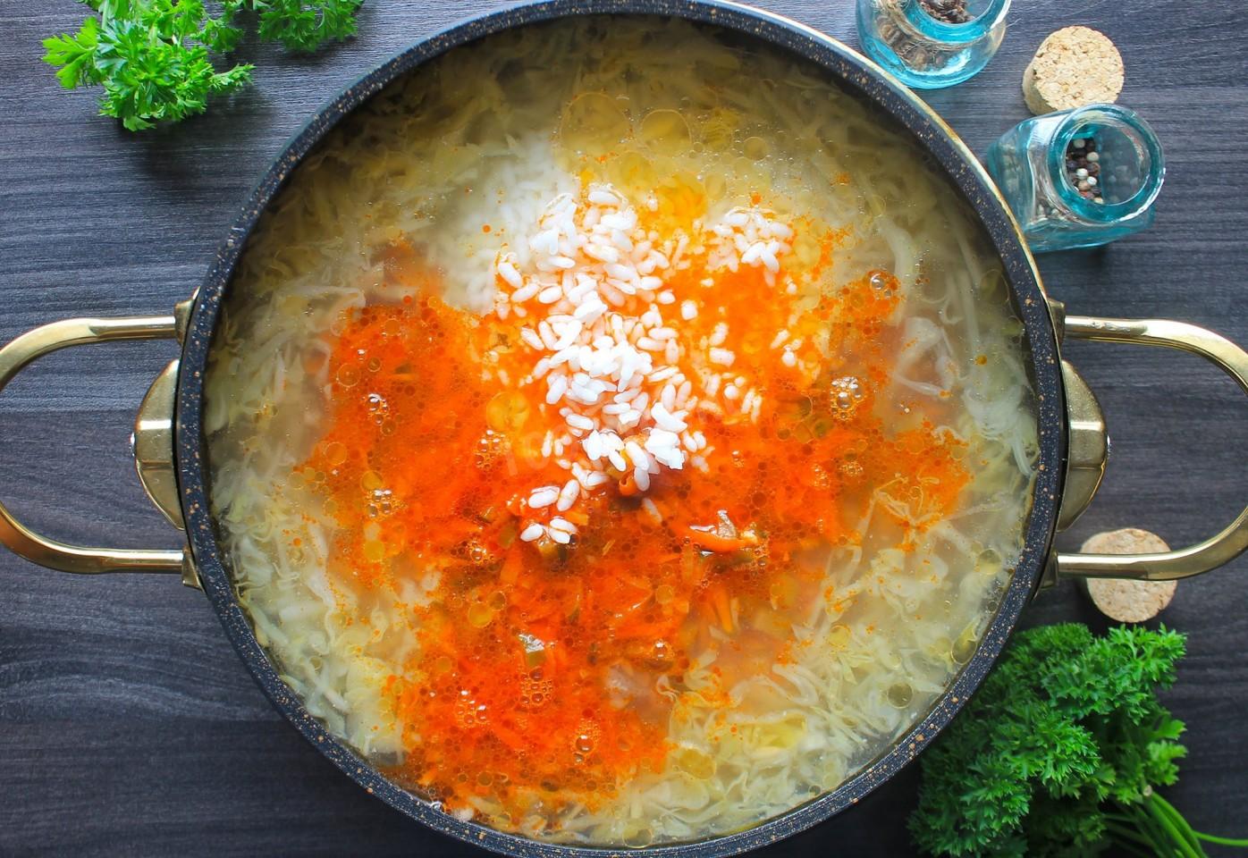 Шаг 9 приготовления Рассольник с маринованными огурцами рисом и капустой