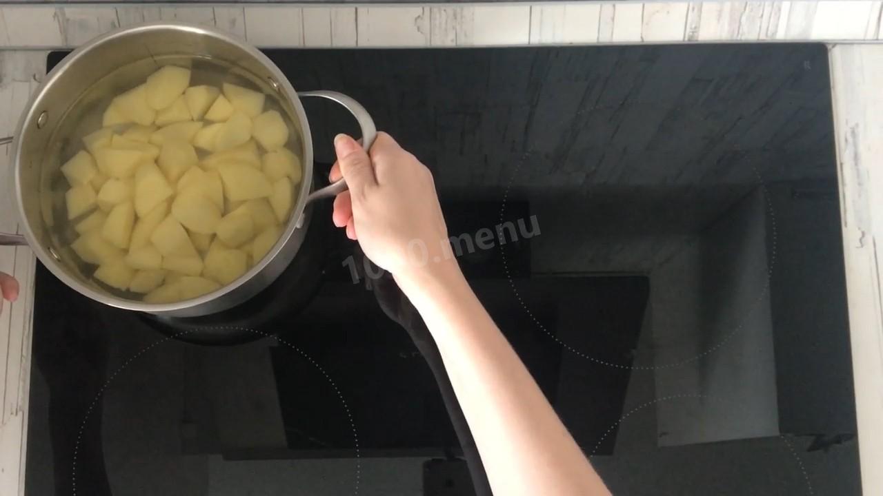 Шаг 3 приготовления Сырный суп с креветками