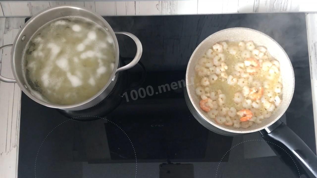 Шаг 5 приготовления Сырный суп с креветками