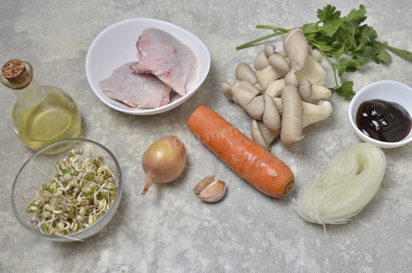 Шаг 1 приготовления Суп с фунчозой курицей и грибами