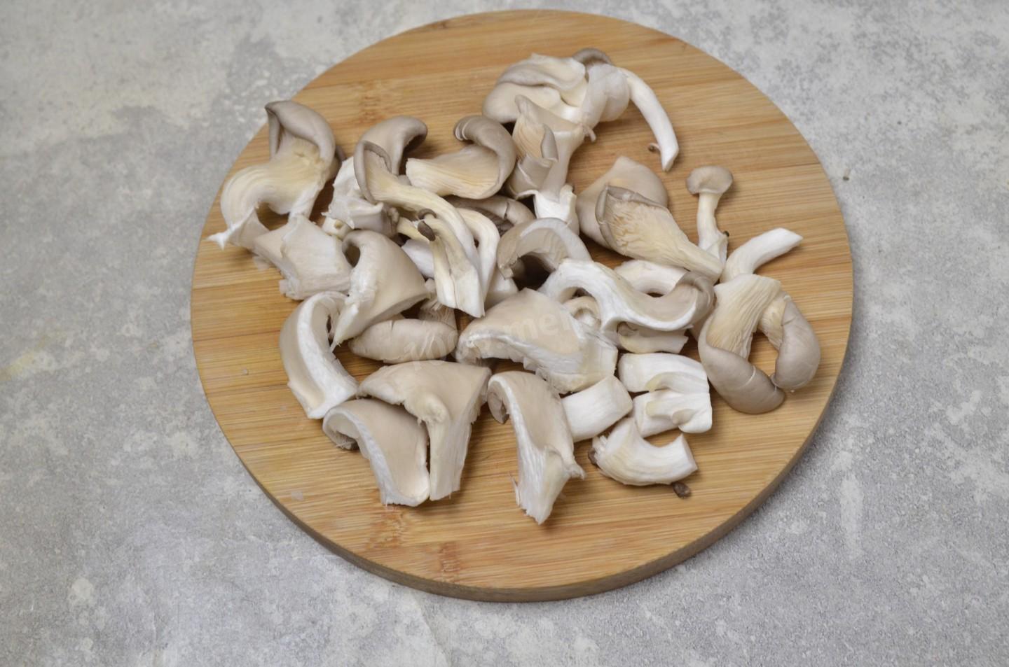 Шаг 5 приготовления Суп с фунчозой курицей и грибами
