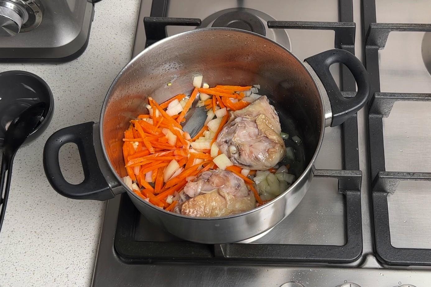 Шаг 6 приготовления Суп с фунчозой курицей и грибами