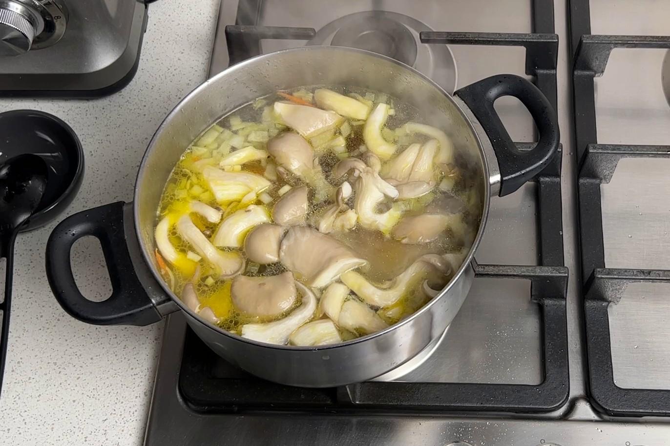 Шаг 7 приготовления Суп с фунчозой курицей и грибами