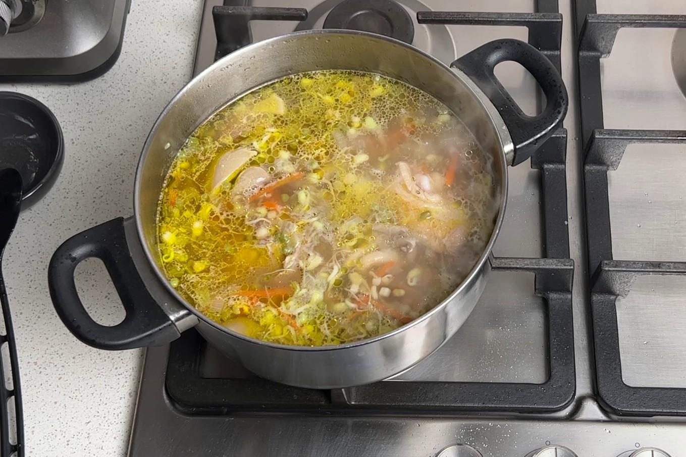 Шаг 8 приготовления Суп с фунчозой курицей и грибами