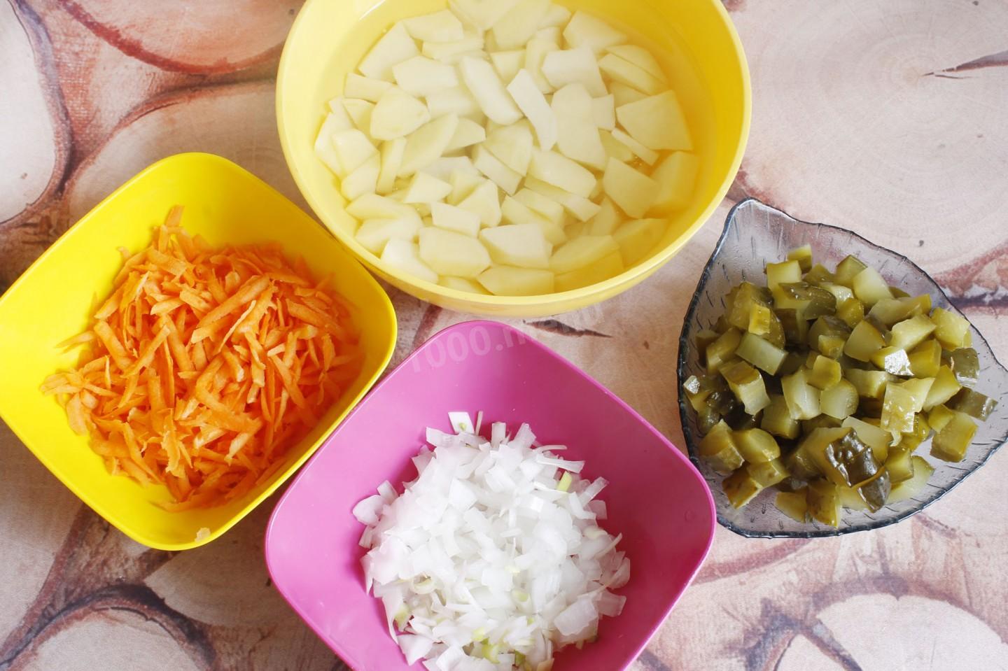 Шаг 2 приготовления Рассольник куриный с перловкой и солеными огурцами