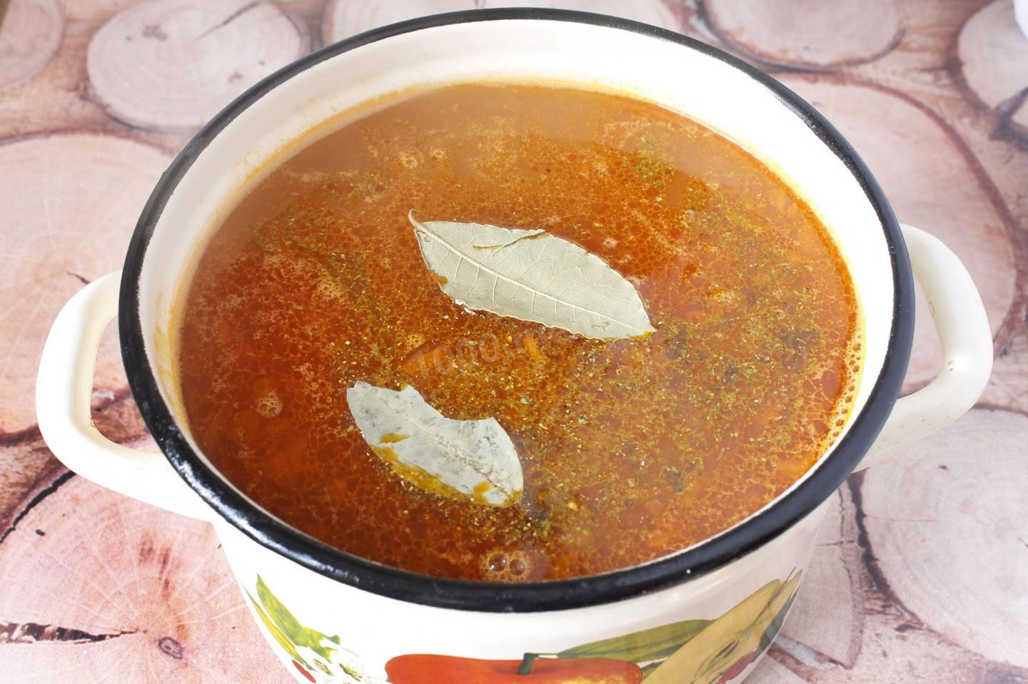 Шаг 6 приготовления Рассольник куриный с перловкой и солеными огурцами