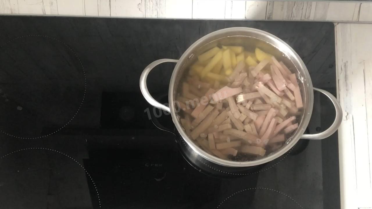 Шаг 9 приготовления Солянка с перловкой