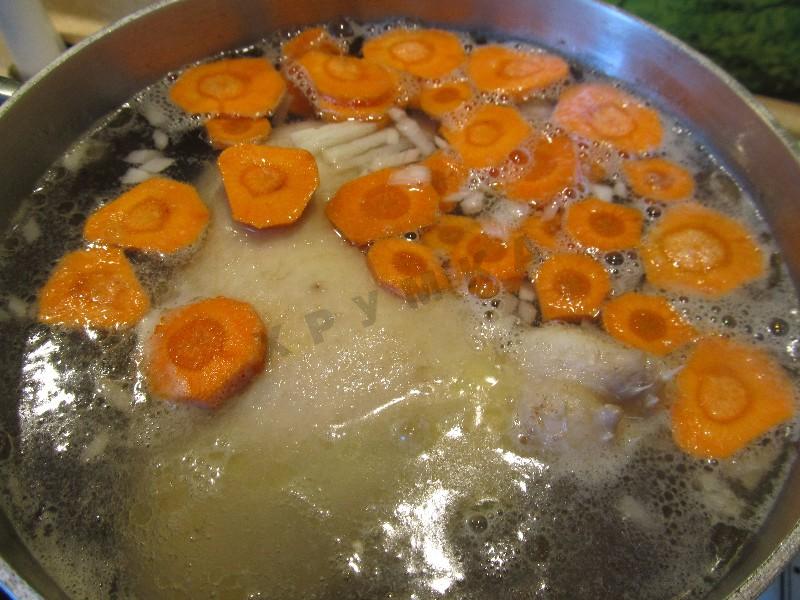 Шаг 5 приготовления Суп из пшеничной крупы с курицей