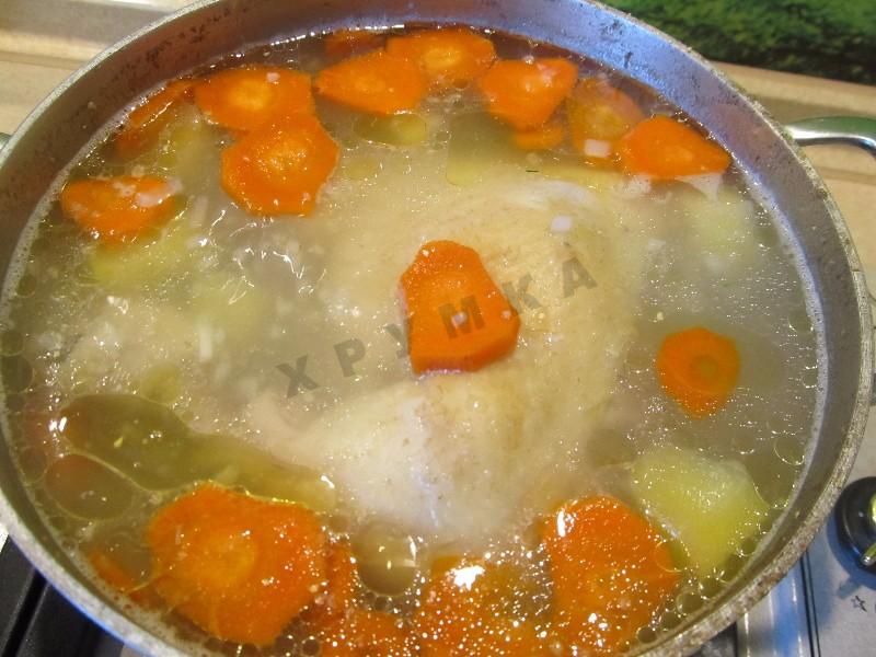 Шаг 7 приготовления Суп из пшеничной крупы с курицей