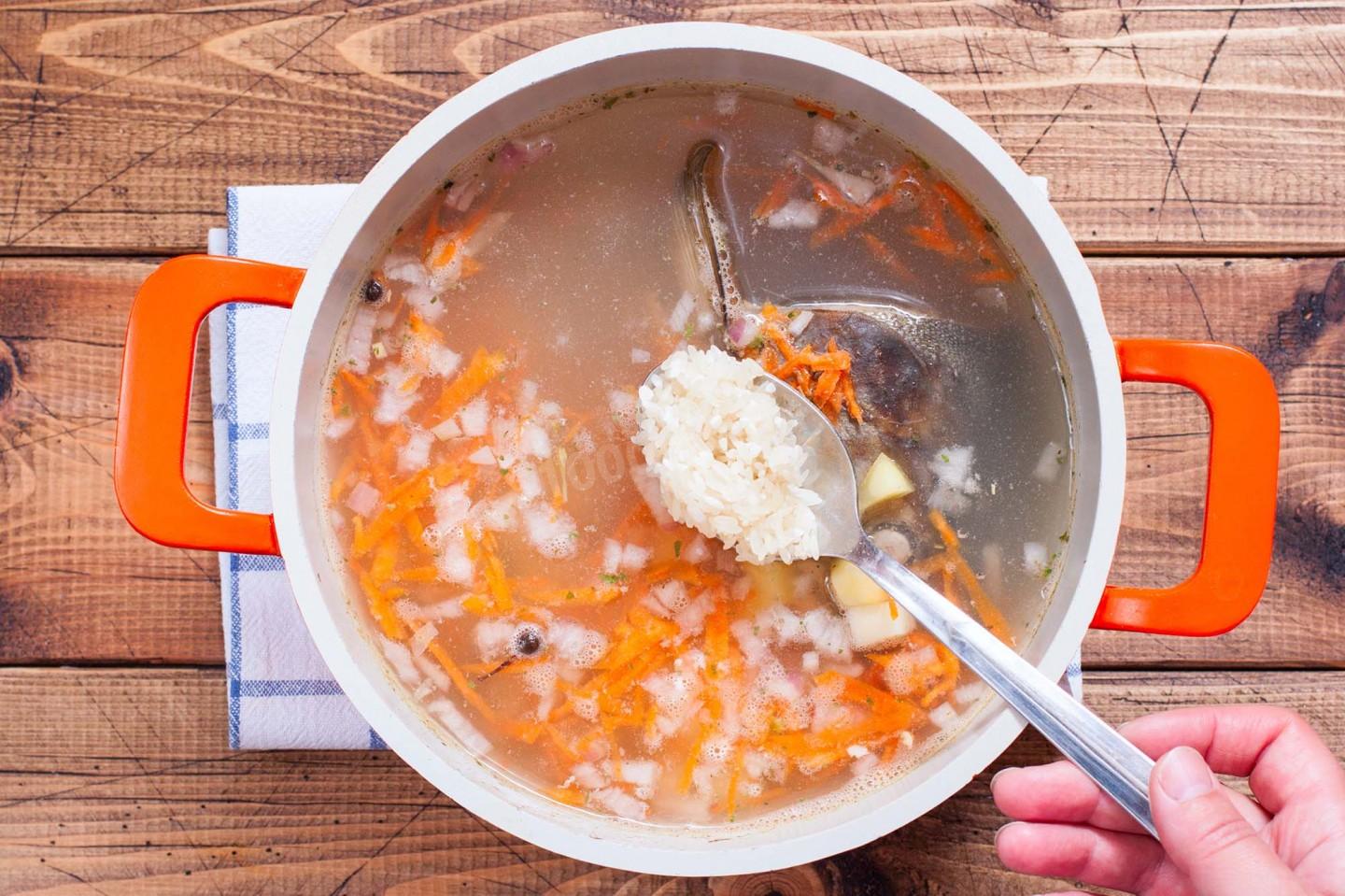 Шаг 5 приготовления Уха из головы и хвоста горбуши